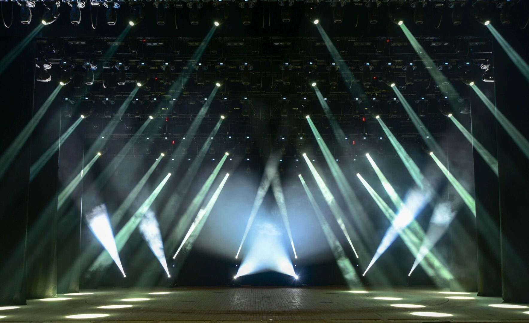 Stage lights with mist effects